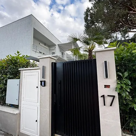 Villa 17 *
